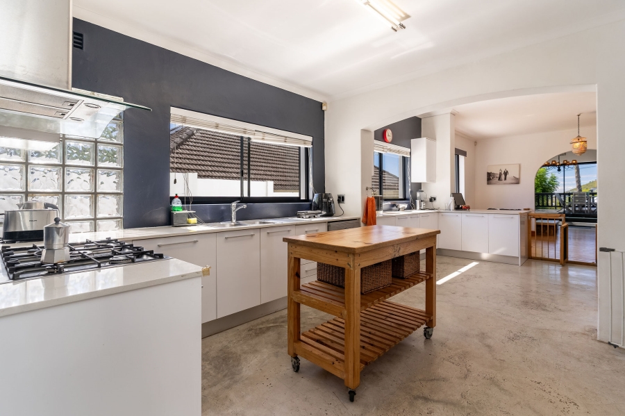 5 Bedroom Property for Sale in Fresnaye Western Cape